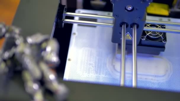 Luchtfoto van 3d printen en een warior speelgoed op 3D-printer afgedrukt. 4k. — Stockvideo