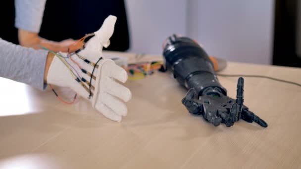El brazo biónico está haciendo algunos movimientos. Mecanismo de brazo artificial está siendo probado. 4K . — Vídeos de Stock