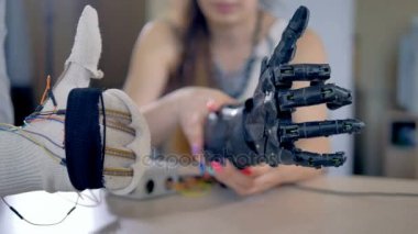 Biyonik kol bazı hareketleri yapıyor. Yapay kol mekanizması test ediliyor. 4k.