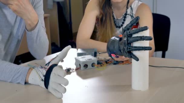 Serviettes en papier à saisir bras robotique électrique . — Video