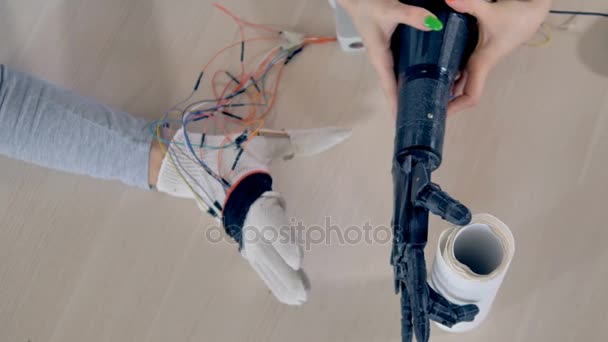 Wird ein Objekt mit einem bionischen Arm angehoben. 4k. — Stockvideo