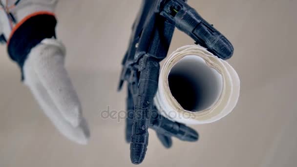 Papieren handdoeken wordt opgeheven door bionische arm. 4k. — Stockvideo