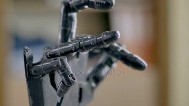 Onun parmak Hareketli elektrik robot kol. Yakın çekim. 4k.