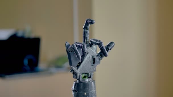 Ηλεκτρικό ρομποτικό βραχίονα κινείται τα δάχτυλά της. 4k. — Αρχείο Βίντεο