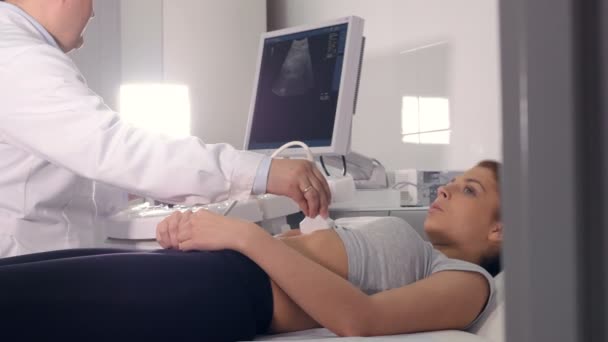 Aerial of the process of ultrasound examination of the abdominal cavity — Stock Footage Aerial of the process of ultrasound examination of the abdominal cavity Royalty Free Stock Footage