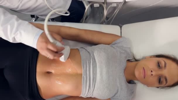 Высокий угол процесса ультразвукового исследования брюшной полости — стоковое видео