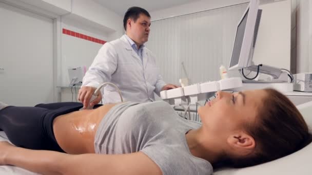 Ângulo alto aéreo do processo de exame de ultra-som da cavidade abdominal — Vídeo de Stock