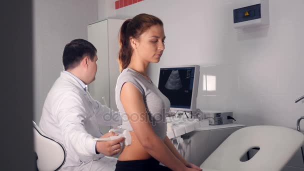 Kadının bel ultrason muayenesi, hava — Stok video