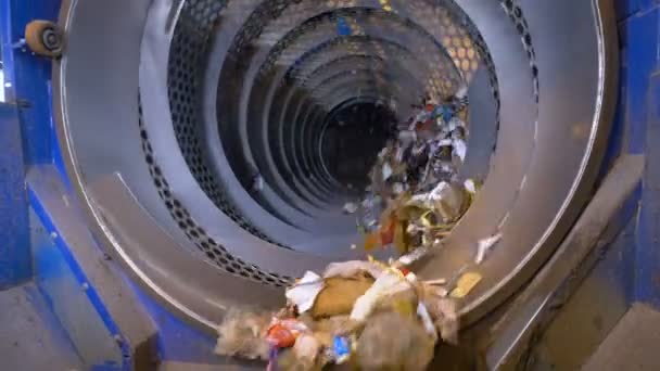 Afval gesorteerd op afval verwerkende inrichting. — Stockvideo