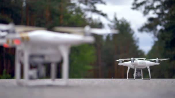 Drone modern lepas landas dalam gerakan lambat . — Stok Video