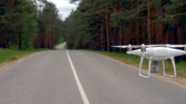 Zpomalený záběr drone flying podél silnice. — Stock video