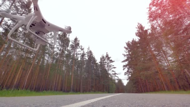 Hubschrauber fährt Straße in Zeitlupe entlang. — Stockvideo