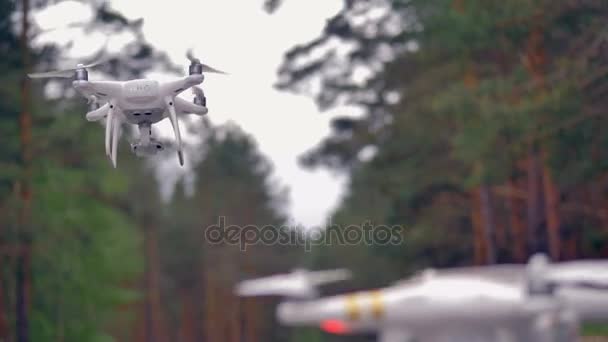 Nykyaikaiset quadrocopterit laukaisualustalla. Lennokki lähtee. 4K . — kuvapankkivideo