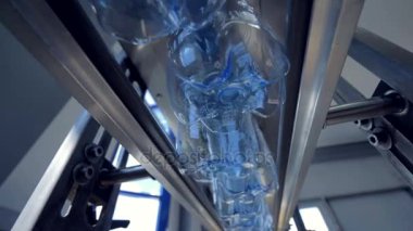 Çizgi içinde alt görünümünden taşıma mavi boş plastik şişe kapatın. 4k.