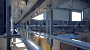 Boş su şişeleri çizgi doldurma ile yarış.