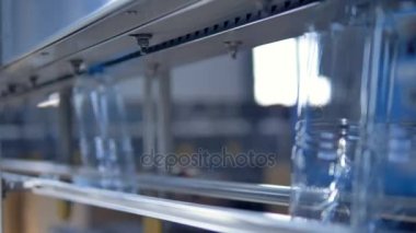 Satır doldurma boş sallayarak şişe yıkama sonrası toplanan.