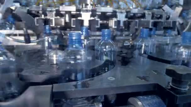 Fabriek apparatuur verplaatsen nieuwe flessen voor het reinigen. — Stockvideo