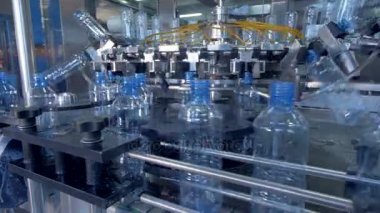 Bir çamaşır makinesi taburcu doldurulmamış plastik şişe.