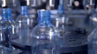 Yıldız tekerlek üzerinde boş Pet Şişe.