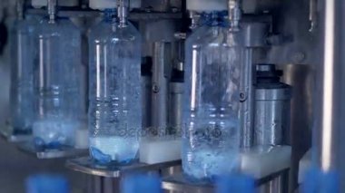 Mavi plastik şişe su.