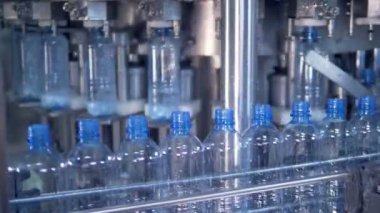 Temiz parlak şişe dolum için transfer.