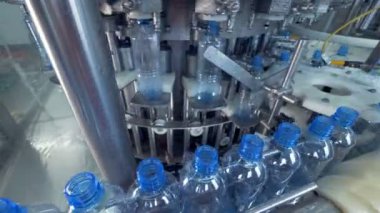 Bir otomatik filler için su şişeleri kaldırdı.