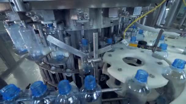 Detailní záběr z bílých plastových přiváděny načítání láhve na vodu. — Stock video