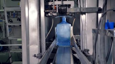 Dört büyük boy su şişeleri doldurduğu.