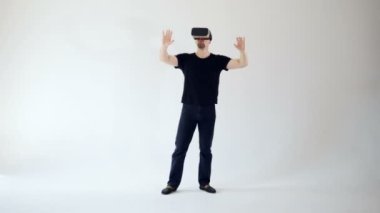 Genç bir adam 3d gözlük ile eğleniyor