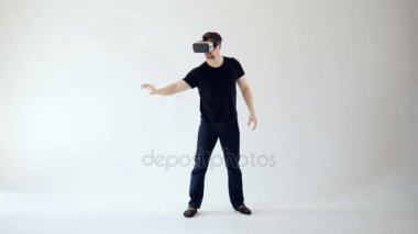 Bir adam modern teknoloji kullanmak için heyecanlı olduğunu