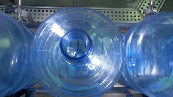 Grandes botellas de agua vacía disparadas desde arriba . — Vídeos de Stock