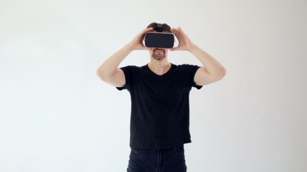 Das Auschecken der virtuellen Realität macht Spaß — Stockvideo