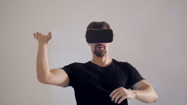 Virtual reality blows up the girls mind — Stock Video