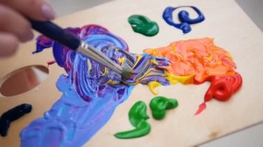 Doğru renk yapmak için karışık boyalar.