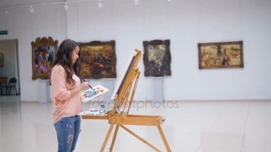 Renkleri karıştırma kız onları onun resim kullanma.