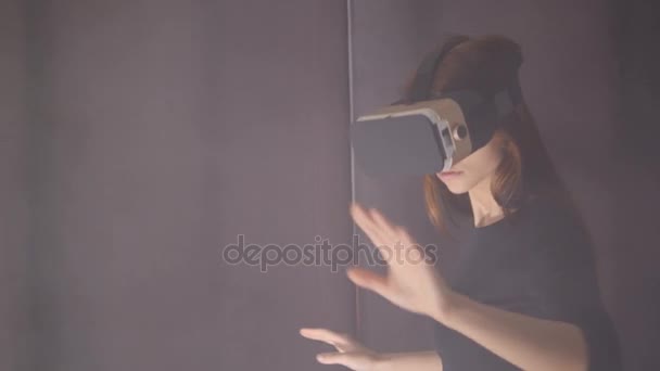 En ung flicka njuter sin par Vr-glasögon — Stockvideo