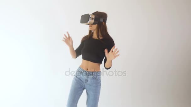VR glasögon öppna världen till nya spel och förmågor — Stockvideo