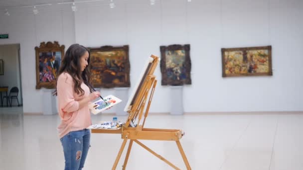 Chica mezclando colores para usarlos en su foto . — Vídeos de Stock