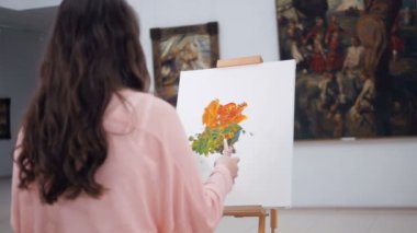 Bir resim, resmi ressamın tuval üzerine boya uygulama.