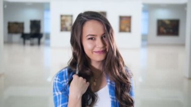 Bir fırça tutan ve gülümseyen sevimli kız.