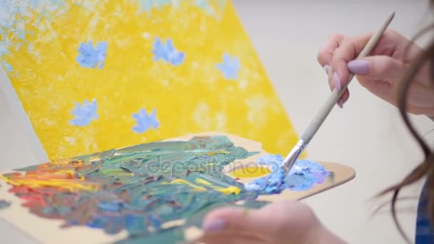 Artiste féminine prépare la bonne nuance de bleu . — Video