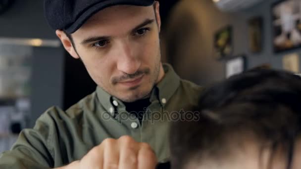 Νεαρά αρσενικά στυλίστας χρησιμοποιώντας αραίωμα ψαλίδι. — Αρχείο Βίντεο