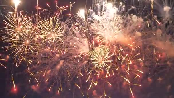 Il cielo è pieno di scintillanti bombe fuochi d'artificio . — Video Stock