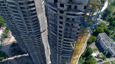 Yuvarlak kulenin yanındaki küçük bir denge ile bir vinç.