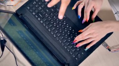 Yüksek açı yakın çekim dizüstü çalışan kadın