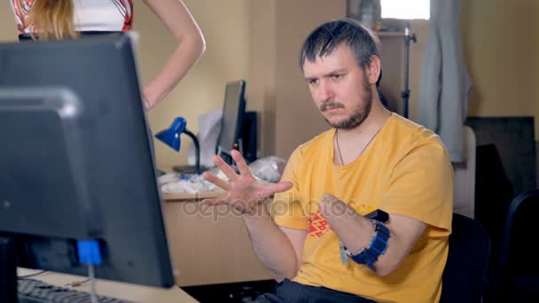 Mężczyzna z amputacji ramienia komputera za pomocą technologii bezprzewodowej. 4k. — Wideo stockowe