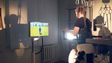 Bir adam bir tam vücut Vr takım testleri.