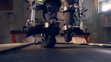 Vr içinde erkek ayakları arka görünümü uygun.