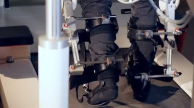 Arkadan görünüşü Vr operatörleri ayaklar için bir koşu bandı.