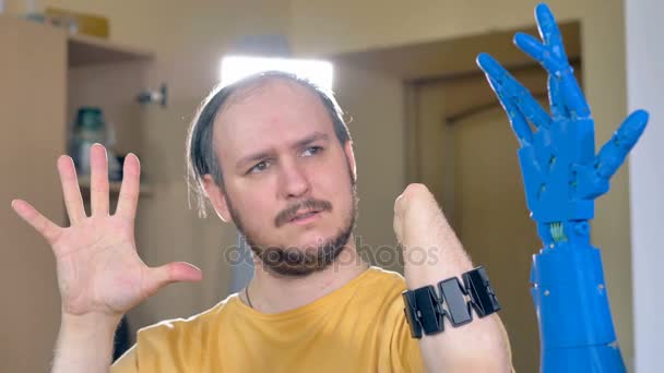 Bionic mão robótica repetindo mans mão movimentos . — Vídeo de Stock
